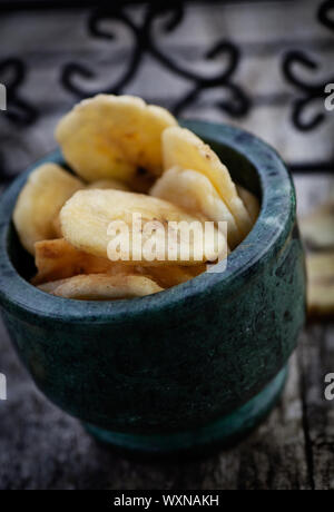 Mangiare sano. Banane essiccate frutta su sfondo di legno Foto Stock