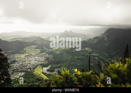 Drammatica moody vista di Kaneohe e Ho'omaluhia Gardenin botanico Oahu, Hawaii. Foto Stock