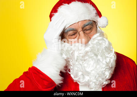 Babbo Natale che soffrono di mal di testa Foto Stock