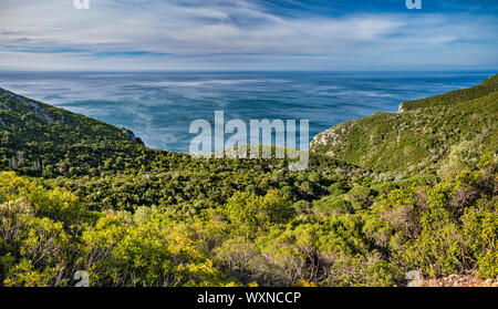 Baia de Setubal, Oceano Atlantico, Serra da Arrabida, Costa Azul (Costa Azzurra), Arrabida parco naturale, vicino a Setubal, regione Lisboa, Portogallo Foto Stock
