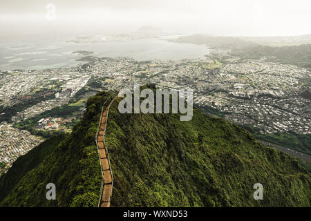 Drammatica moody vista di Kaneohe e Ho'omaluhia Gardenin botanico Oahu, Hawaii. Foto Stock