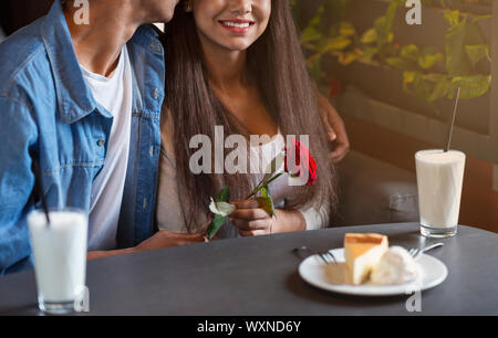 Dolce data romantica presso il cafe, adolescenti in amore Foto Stock