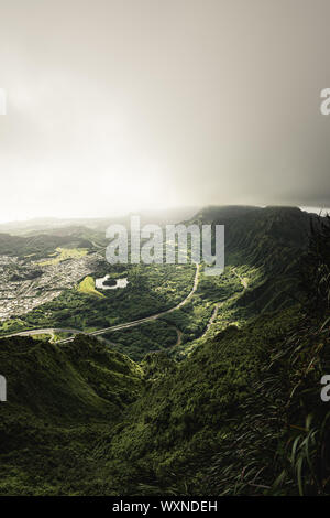 Drammatica moody vista di Kaneohe e Ho'omaluhia Gardenin botanico Oahu, Hawaii. Foto Stock