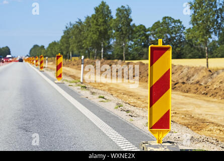 Cartelli di avvertimento lungo la strada. La ricostruzione della strada. Foto Stock