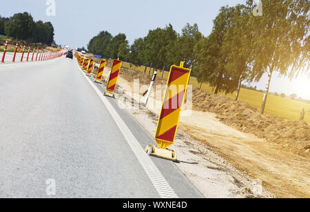 Cartelli di avvertimento lungo la strada. La ricostruzione della strada. Foto Stock