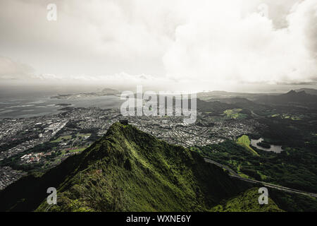 Drammatica moody vista di Kaneohe e Ho'omaluhia Gardenin botanico Oahu, Hawaii. Foto Stock