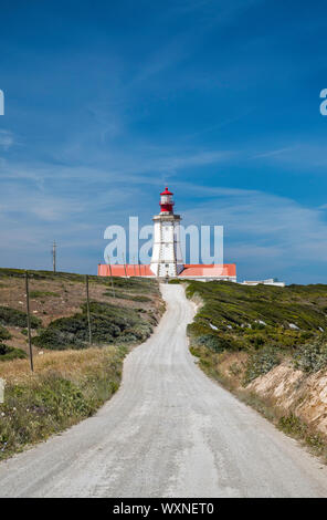 Faro di Cabo Espichel, Costa Azul (Costa Azzurra), distretto di Setubal, regione Lisboa, Portogallo Foto Stock