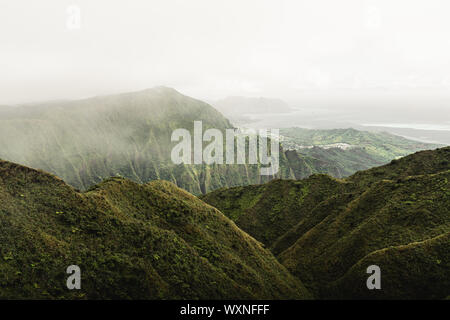 Moody vibes nel bel verde delle montagne della Valle di Moanalua, Oahu, Hawaii. Prese sulla scala verso il cielo (l'haiku scale) escursione. Foto Stock