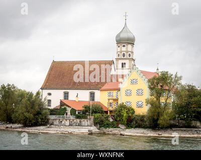 Immagine della chiesa Sanct Georg in Wasserburg presso il lago Bodensee su un nuvoloso e piovoso giorno Foto Stock