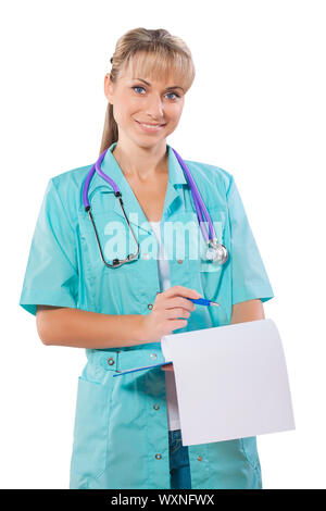 Bella donna sorridente medico con una penna a sfera e isolato negli appunti Foto Stock