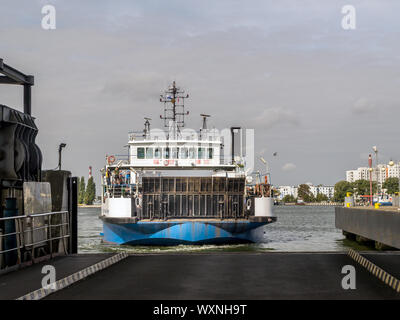 SWINOUJSCIE, Polonia - 04 September, 2019: Bielik-tipo di traghetto passeggeri operanti in Swina fiume tra Warszow e Swinoujscie pontili, Pomerania, Foto Stock