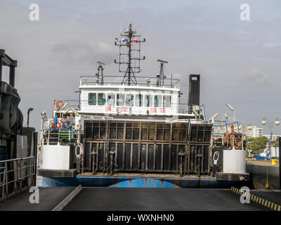 SWINOUJSCIE, Polonia - 04 September, 2019: Bielik-tipo di traghetto passeggeri operanti in Swina fiume tra Warszow e Swinoujscie pontili, Pomerania, Foto Stock