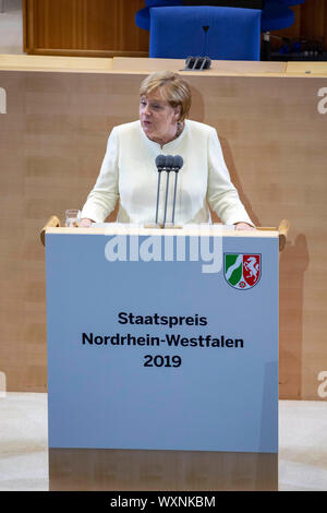 Bonn, Deutschland. Xvi Sep, 2019. Angela Merkel all'assegnazione del premio di Stato del Land Renania settentrionale-Vestfalia nel 2019 da Klaus Topfer in WCCB. Bonn, 16.09.2019 | Utilizzo di credito in tutto il mondo: dpa/Alamy Live News Foto Stock