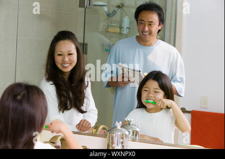 Famiglia in bagno pronte per il giorno Foto Stock