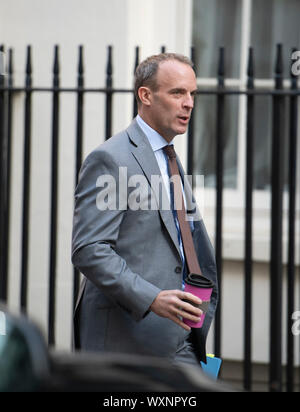 A Downing Street, Londra, Regno Unito. Xvii Settembre 2019. Dominic Raab MP, Segretario di Stato per gli Affari Esteri e del Commonwealth, ministro degli Esteri, a Downing Street per settimanale riunione del gabinetto. Credito: Malcolm Park/Alamy Live News. Foto Stock