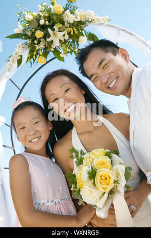 Sposa e lo sposo con la sorella sotto Archway Foto Stock