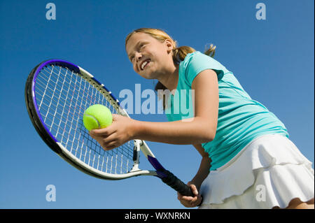 Ragazza giocando a tennis Foto Stock