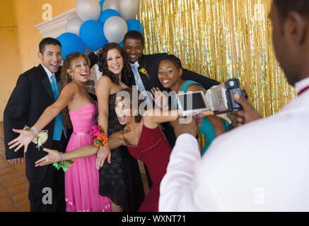 Un gruppo di adolescenti di Hamming It Up per foto Prom Foto Stock