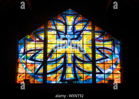 Il vetro macchiato da Jean Labellie in 20c chiesa Sainte-Therese Le Rouget Francia Foto Stock