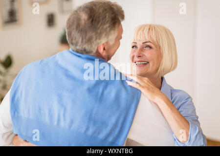 Maturo attivo coppia danzante e sorridente a ciascun altro Foto Stock
