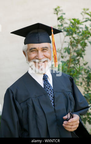 Senior uomo in abito di graduazione Foto Stock
