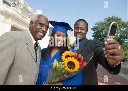 Laureato a scattare foto con il Padre e il Nonno Foto Stock