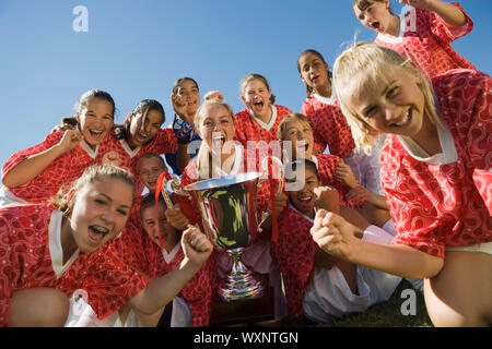 Vittorioso Soccer team con il trofeo Foto Stock