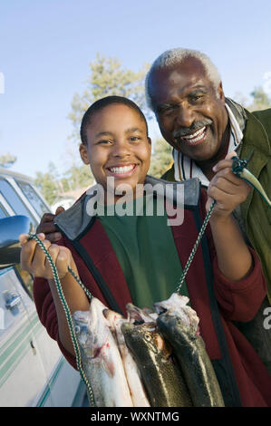 Granson e nonno con fettuccia di pesce Foto Stock