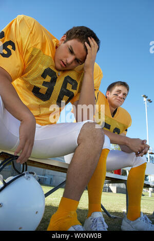 Due Calciatori sul banco di lavoro Foto Stock