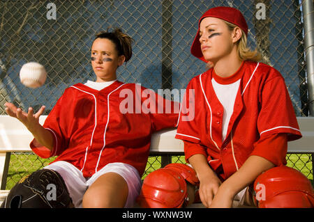 I giocatori di Softball la visione di gioco dalla panchina Foto Stock