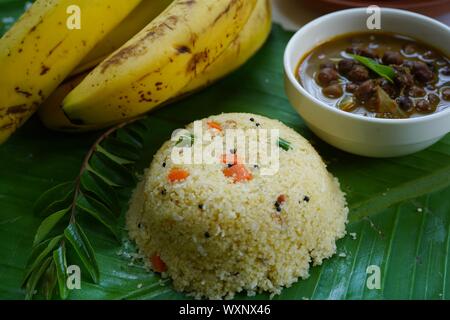 Rva Upma/Uppuma servita con il nero Channa o Kadala curry banana e tè sulla banana leaf Foto Stock