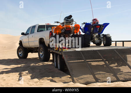 Atv sul rimorchio dietro il carrello di prelievo Foto Stock