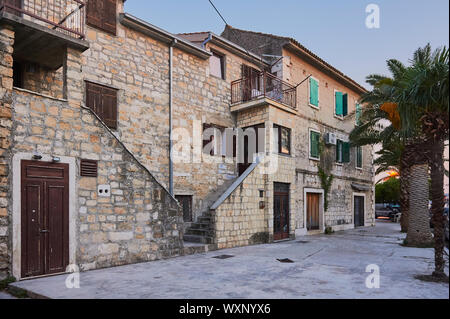 Old tenement house con otturatori Foto Stock