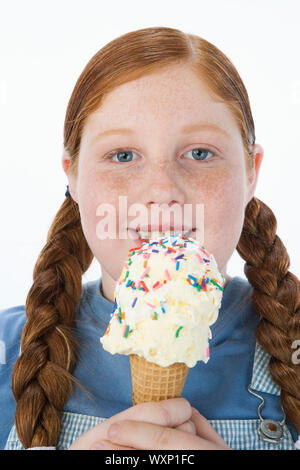 Il sovrappeso ragazza con cono gelato, ritratto Foto Stock