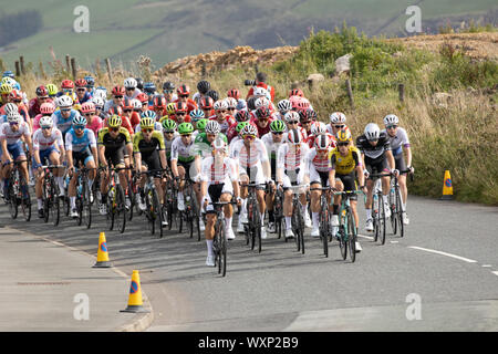 Peleton, OVO Tour della Gran Bretagna 2019, bike race stadio 8, Saddleworth, Oldham, Lancashire, Manchester Foto Stock