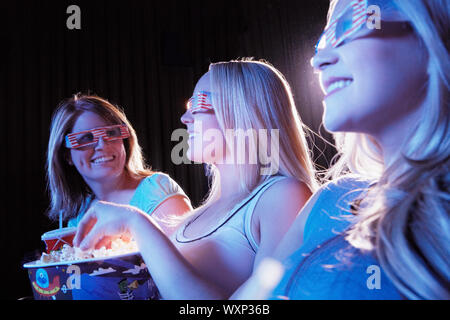 Gli amici a guardare 3-D Movie Foto Stock