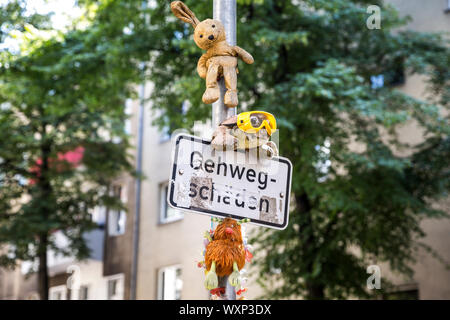 Peluche giocattoli a un colorato angolo di strada giardino pubblico di Neukolln, Berlino, Germania. Foto Stock