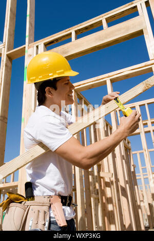 Operaio edile la costruzione di una casa Foto Stock