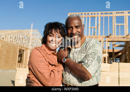 Giovane aventi la loro casa costruita Foto Stock