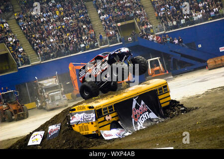 Monster truck evento presso lo Stadio Olimpico di Montreal Aprile 22, 2006 Foto Stock