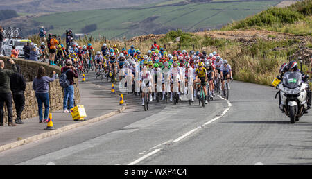 Peleton, OVO Tour of Britain 2019, gara ciclistica fase 8, Saddleworth, Oldham, Lancashire, Manchester. Moto e spettatori. Foto Stock