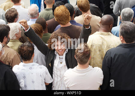 L'uomo alzando i pugni al Rally Foto Stock