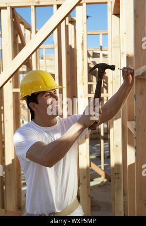 Operaio edile la costruzione di una casa Foto Stock