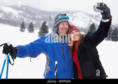 Sci giovane che posano per una foto Foto Stock