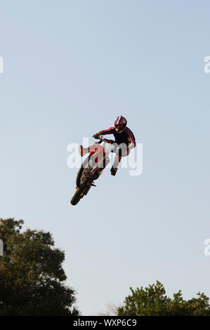 Freestyle Motocross Racer eseguendo Stunt Foto Stock