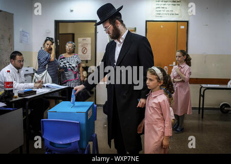 Bnei Brak, Israele. Xvii Sep, 2019. Ebrea ortodossa uomo getta il suo voto durante l'Israeliano elezioni parlamentari. Credito: Ilia Yefimovich/dpa/Alamy Live News Foto Stock