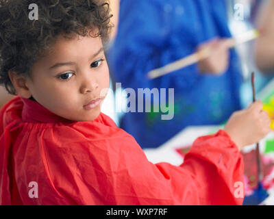 Studente elementare in classe D'ARTE Foto Stock