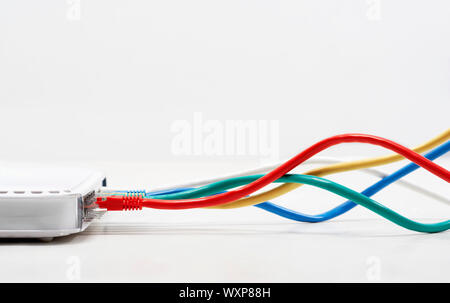 Cavi Ethernet collegato alla presa di corrente Foto Stock