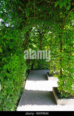 YVOIRE, Francia -27 Giu 2019- Vista del Jardin des Cinq Sens (cinque sensi giardino) nel borgo medievale di Yvoire sulle rive del Lago di Ginevra in ha Foto Stock