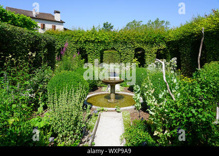 YVOIRE, Francia -27 Giu 2019- Vista del Jardin des Cinq Sens (cinque sensi giardino) nel borgo medievale di Yvoire sulle rive del Lago di Ginevra in ha Foto Stock